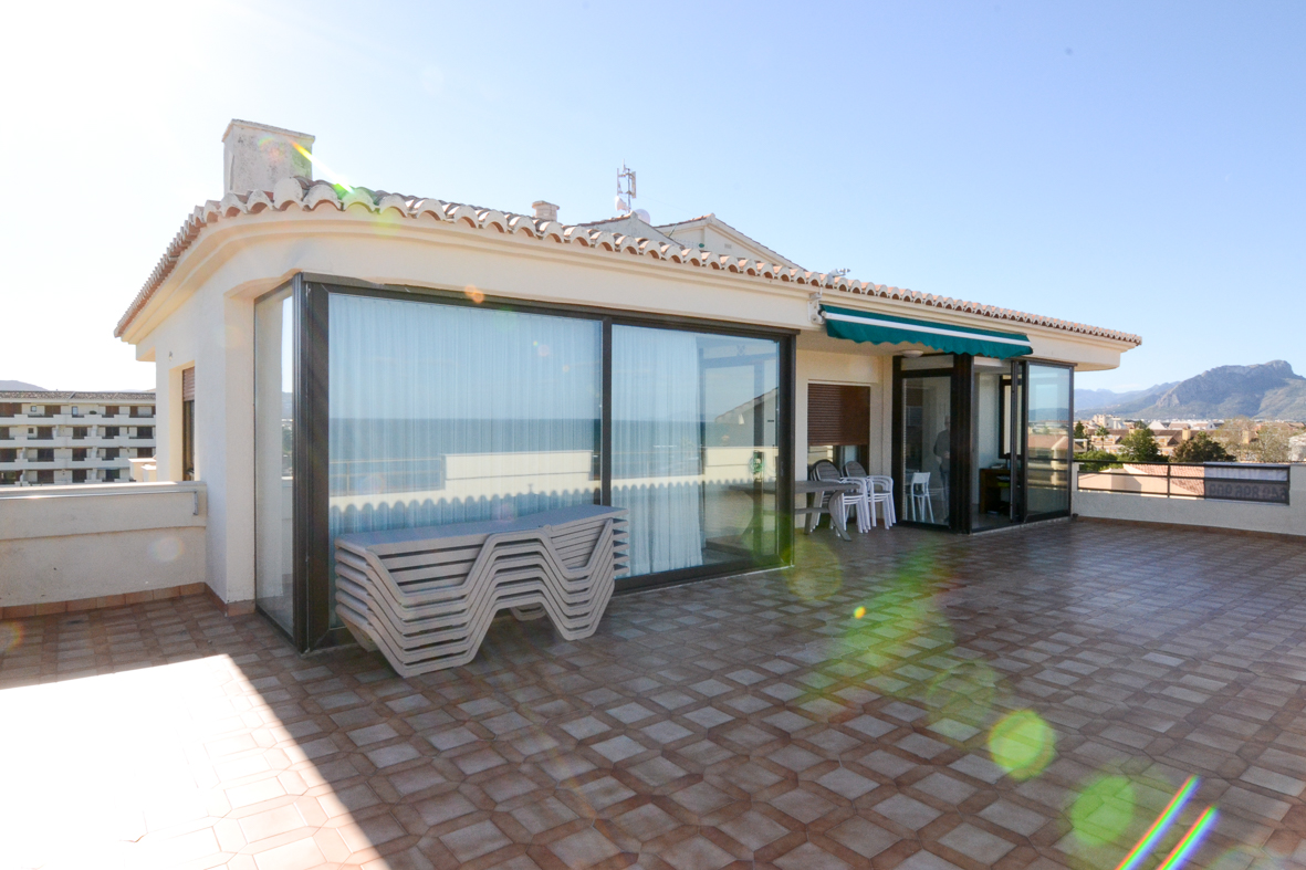 Spectacular front penthouse on the beachfront.