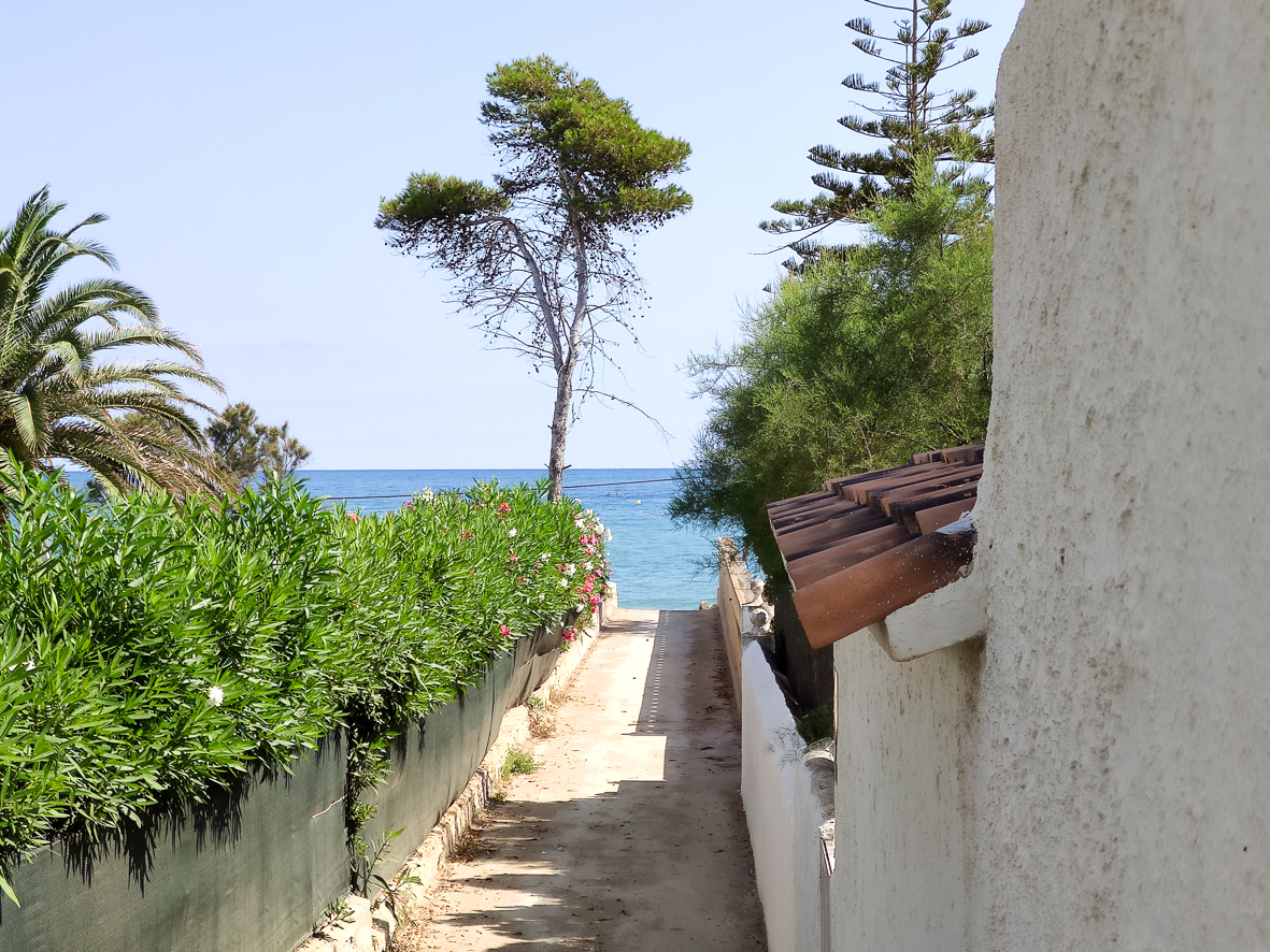 Gran villa en primera línea de playa en Dénia.